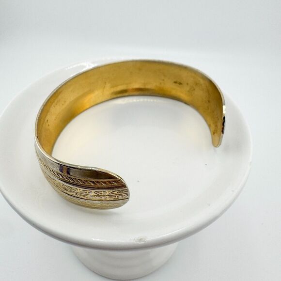 Vintage Filigree Gold Tone Cuff Bracelet Scrollwork Hero Chunky Retro - Picture 5 of 7